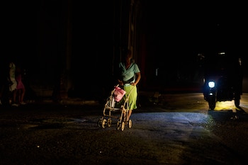 Los cortes de luz en Cuba superaron los 2.000 megavatios de déficit en la mayoría de las jornadas entre septiembre y octubre. (AP Foto/Ramón Espinosa)