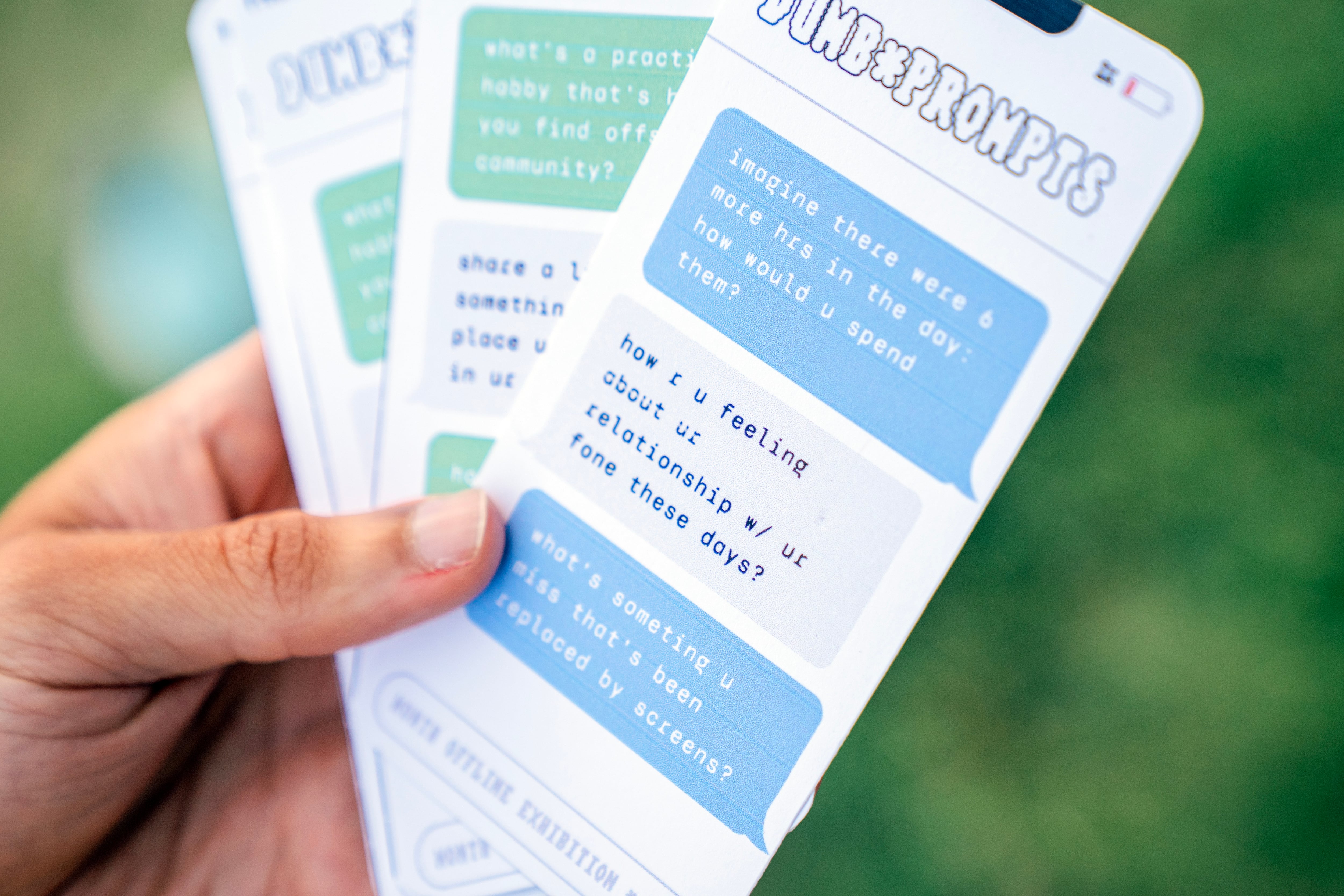preguntas para iniciar conversaciones entre los asistentes a un evento de Month Offline celebrado en Washington D.C. el año pasado. (Maxine Wallace/The Washington Post (Shane O'Neill/The Washington Post)