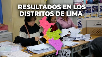 Tres personas revisan actas electorales en una mesa junto a una caja de la Oficina Nacional de Procesos Electorales y un mapa coloreado de Lima.