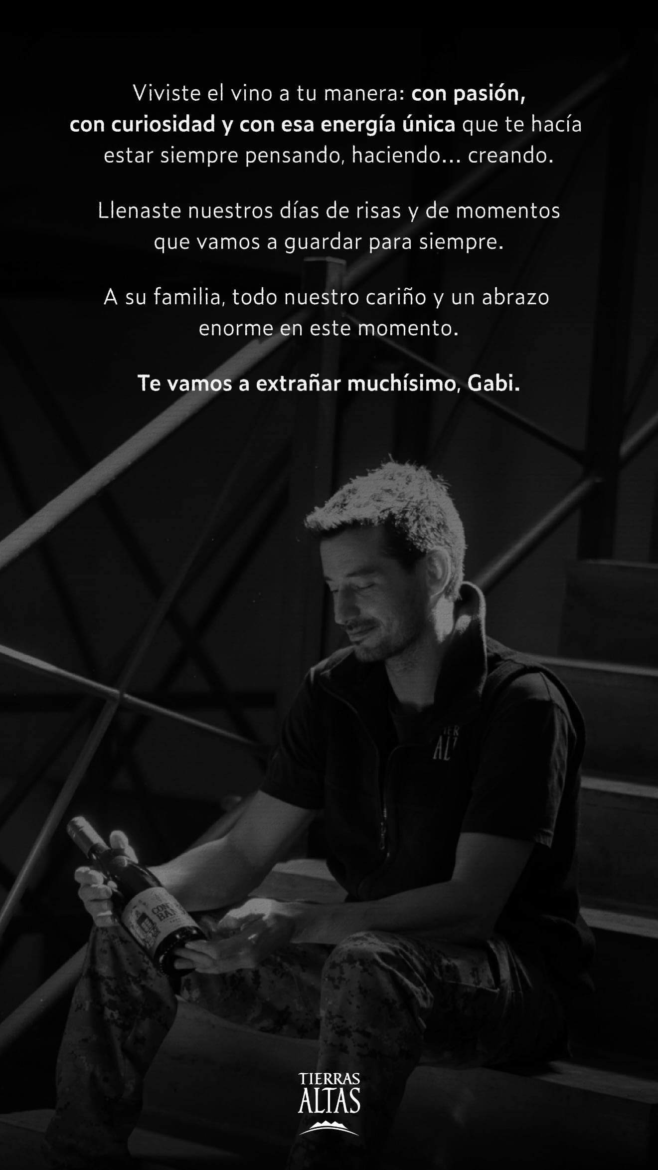 Un mensaje de la bodega Tierras Altas despide a un colaborador sobre una fotografía en blanco y negro en la que un hombre sostiene una botella de vino.