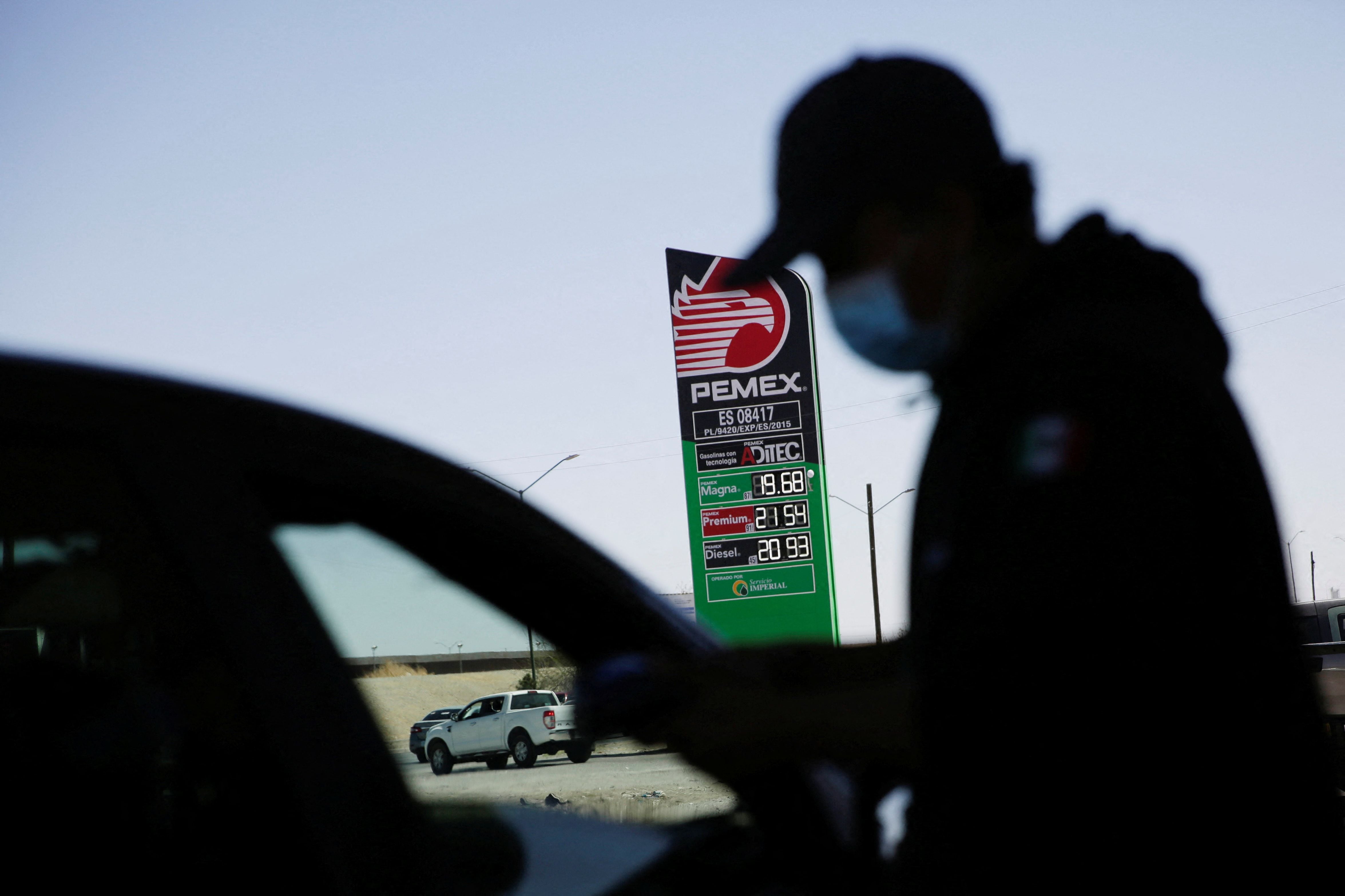 La CNE y la Profeco informan constantemente sobre los precios de los combustibles. (Reuters)