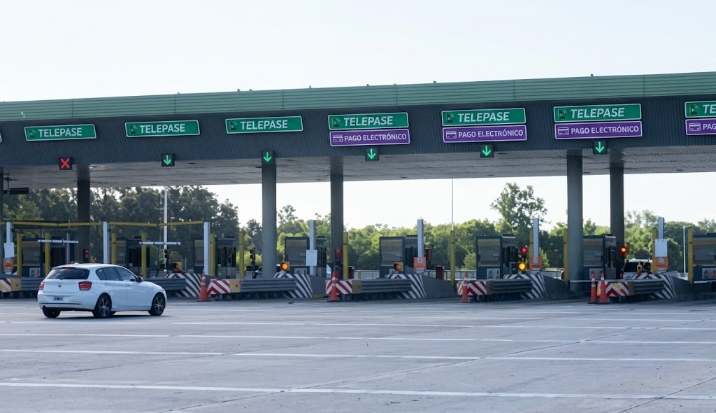 Un automóvil transita por la estación de peaje de la ruta 8, que cuenta con carriles habilitados para cobro mediante Telepase y pago electrónico.