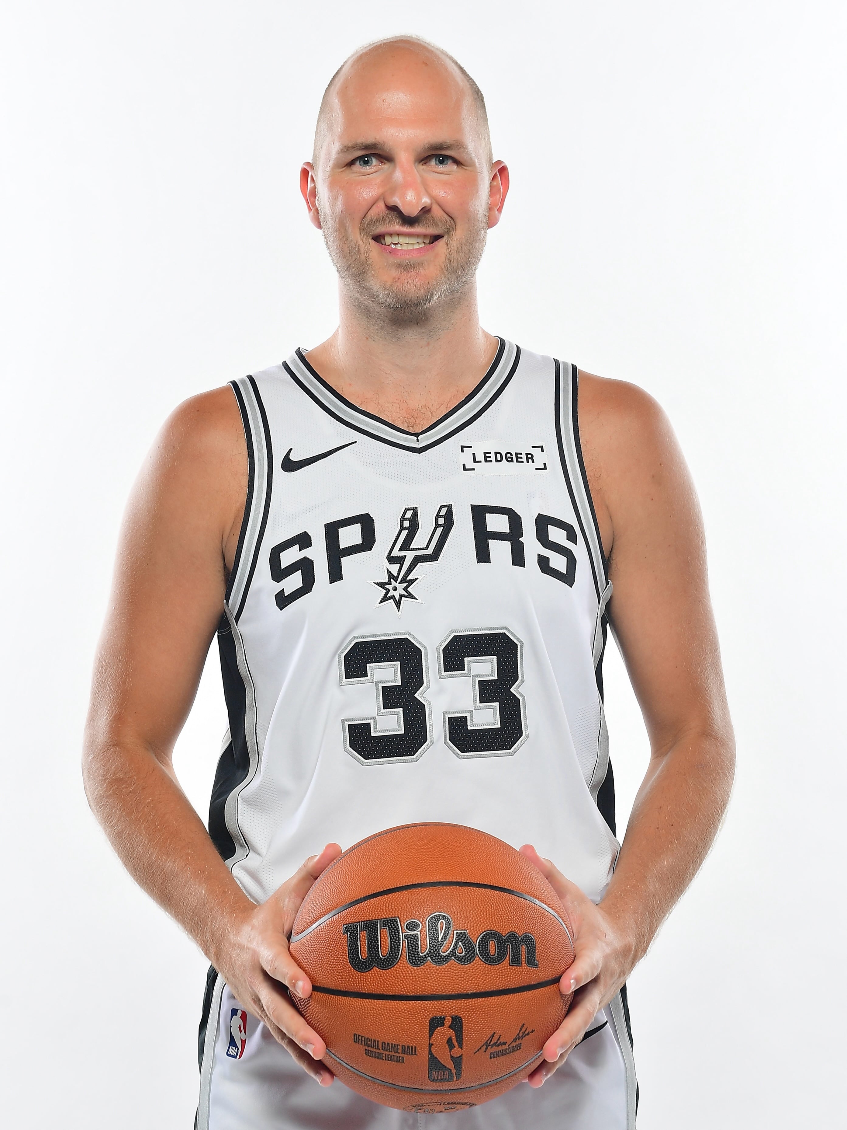 Jon Elmore hizo su estreno en un partido de pretemporada de la NBA a los 30 años con la camiseta de San Antonio Spurs