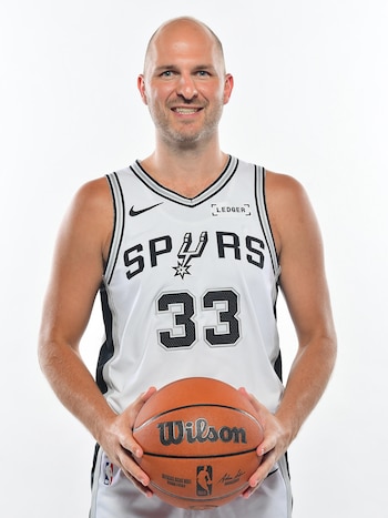 Jon Elmore hizo su estreno en un partido de pretemporada de la NBA con la camiseta de San Antonio Spurs