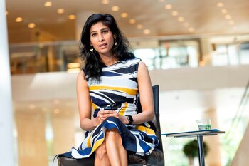 Fotografía del 27 de julio cedida por el Fondo Monetario Internacional (FMI) donde aparece su economista jefe, Gita Gopinath, quien dejará su cargo en la organización multilateral en enero de 2022 para regresar al Departamento de Economía de la Universidad de Harvard. EFE/FMI/Cory Hancock /