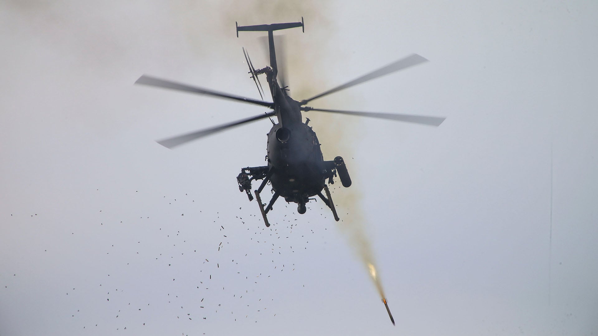 Un helicóptero AH-6