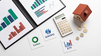 Portafolio abierto con gráficos, calculadora, tarjetas con logos Cetes, SOFIPO y ETF, maqueta de casa de madera, monedas mexicanas.