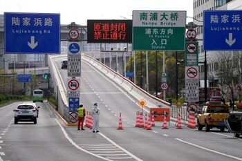 Un policía custodia un puente