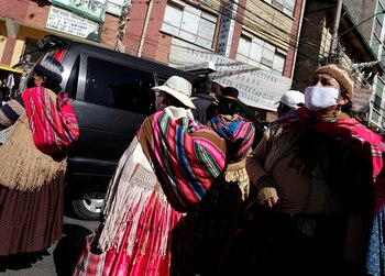 Mujeres aymaras con barbijos en