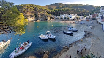 La cala de la Costa Brava ideal para combatir la ola de calor lejos de masificaciones: a una hora y media de Barcelona es uno de los lugares más especiales del Mediterráneo