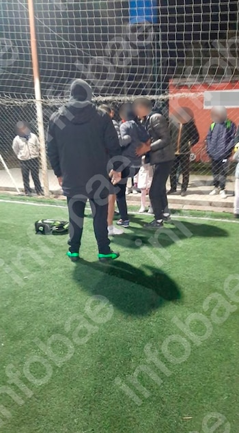 Tropezó con una alfombra rota mientras jugaba al fútbol 5, se fracturó tibia y peroné y le pagarán $31 millones
Redacción: Infobae Argentina