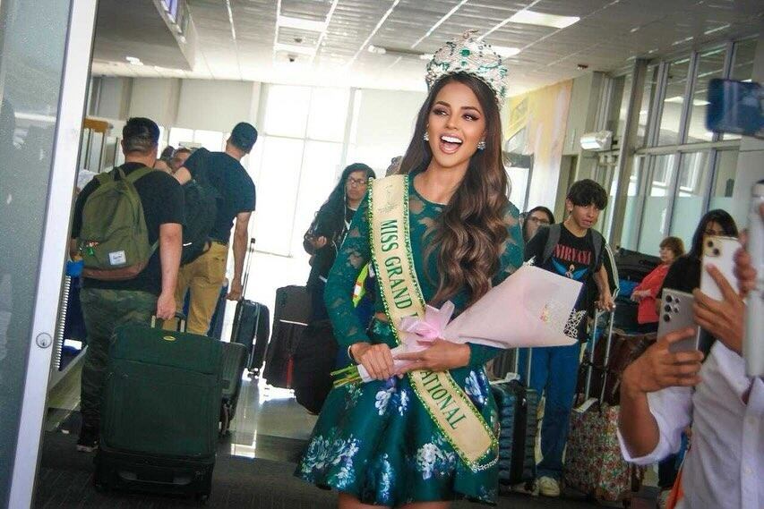 Luciana Fuster en el Aeropuerto Internacional de El Salvador. Instagram/@missgrandinternational