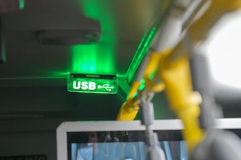 La experiencia del usuario mejora gracias a WiFi gratis, puertos USB, sillas preferenciales, accesibilidad y mayores medidas de seguridad en los buses eléctricos - crédito TransMilenio