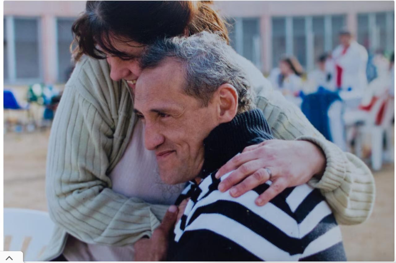 Se casaron mientras él estaba preso y tuvieron un hijo mientras él cumplía una condena por robos reiterados