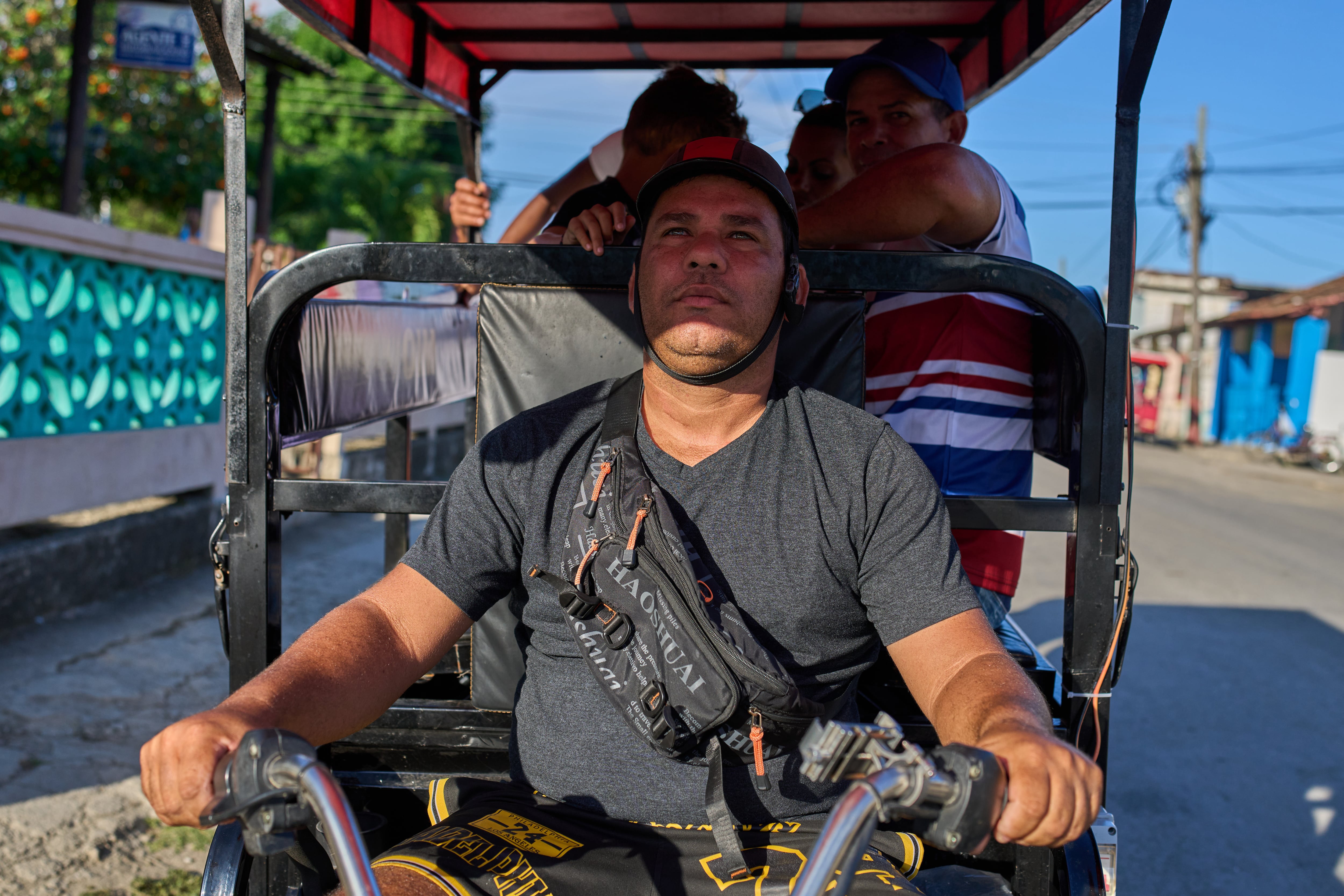 Honradamente, Liexer busca cada día en su moto poder subsistir a la difícil situación de su país. (Infobae Cuba/AP Photo/Ramon Espinosa)