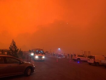 El cielo se pone rojo mientras los incendios forestales continúan en Mallacoota, Victoria, Australia, el 31 de diciembre de 2019 (Jonty Smith desde Melbourne/ví REUTERS)