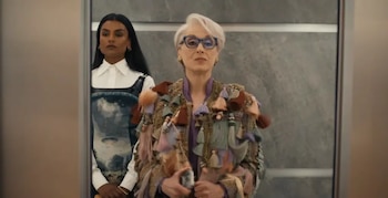 La chaqueta fue utilizada para dar un contraste visual a una escena central del filme. (Captura de video)