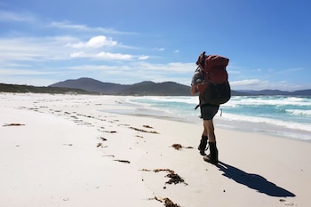 ARCHIVO - Al caminar por