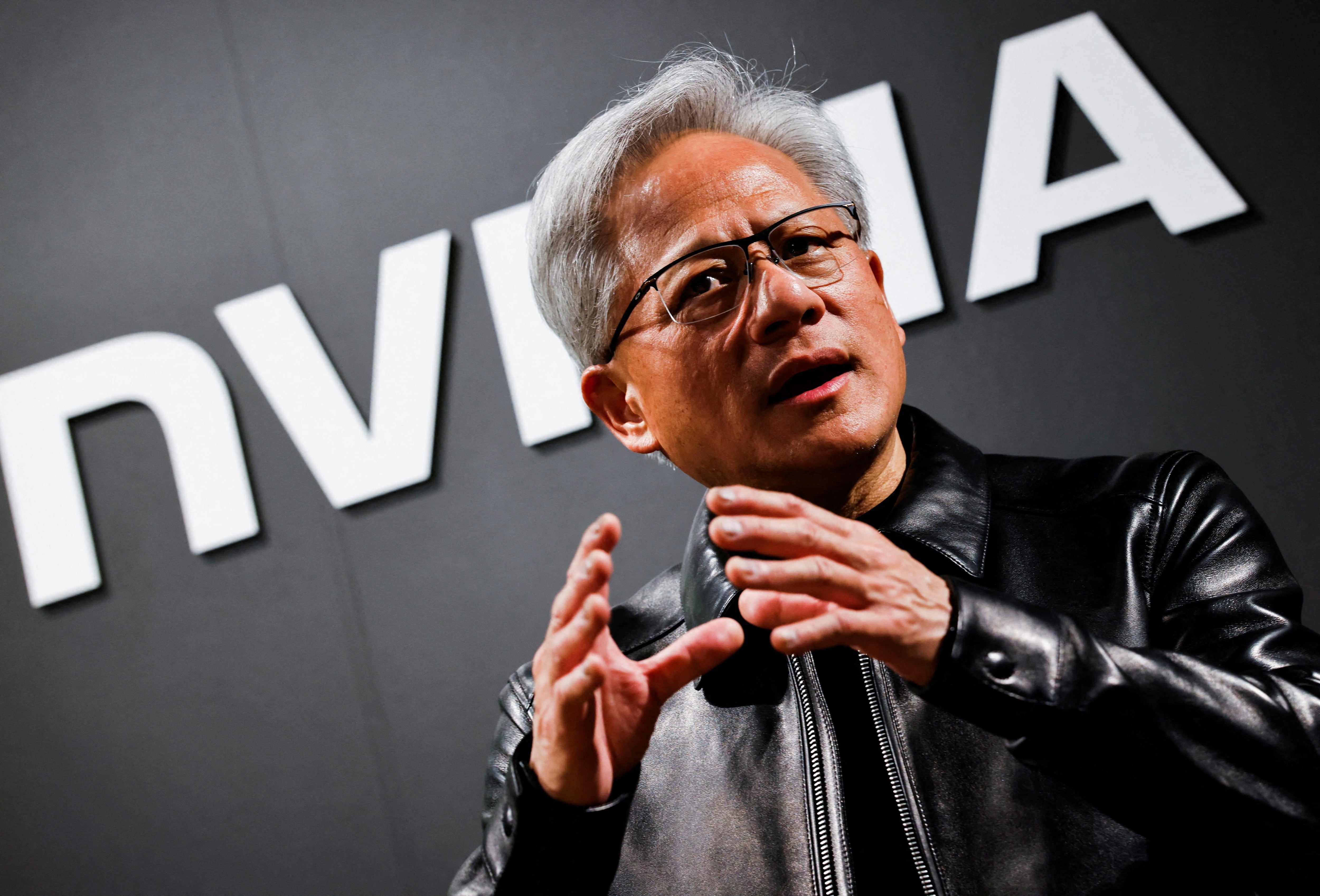 Huang sostuvo que la expansión de la IA impulsará una reindustrialización en Estados Unidos, con alta demanda de oficios técnicos como electricistas y plomeros. (Reuters)