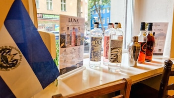 Durante la jornada en Berlín se sirvieron las variedades pacas, pacamara, cuscatleco y bourbon, mientras Ron Guazapa y Luna Spirits presentaron su incursión en el mercado internacional ante importadores y empresarios (Foto cortesía Cancillería de El Salvador)