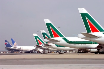 Varios aviones de Alitalia en el aeropuerto internacional 'Leonardo da Vinci' de Fiumicino, Roma, Italia. EFE/TELENEWS/Archivo