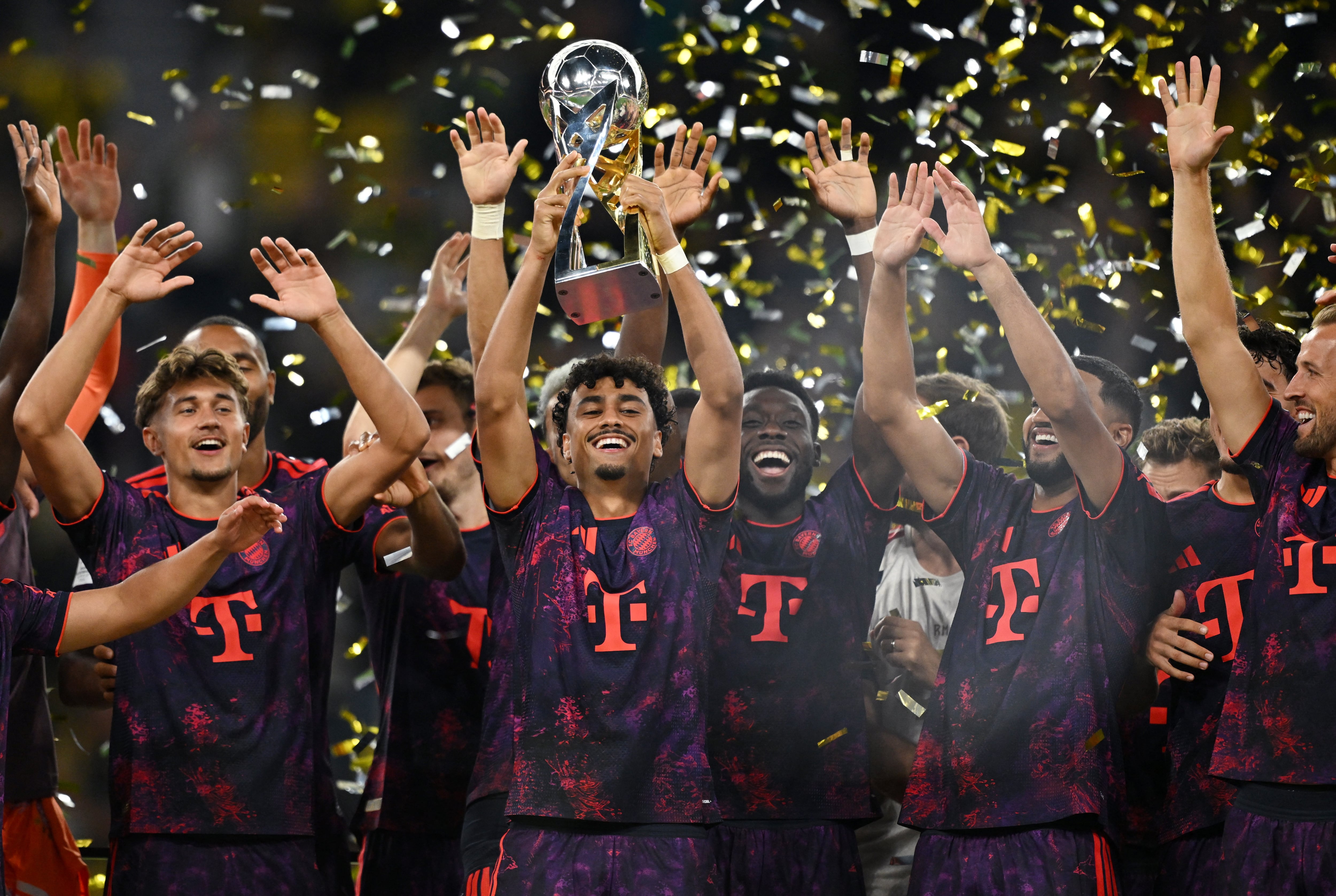 Nathaniel Brown, del Bayern Múnich, levanta el trofeo junto a sus compañeros tras ganar la final de la Supercopa DFL-crédito Teresa Kroeger/REUTERS