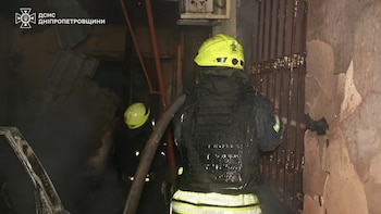 Bomberos ucranianos trabajan para apagar