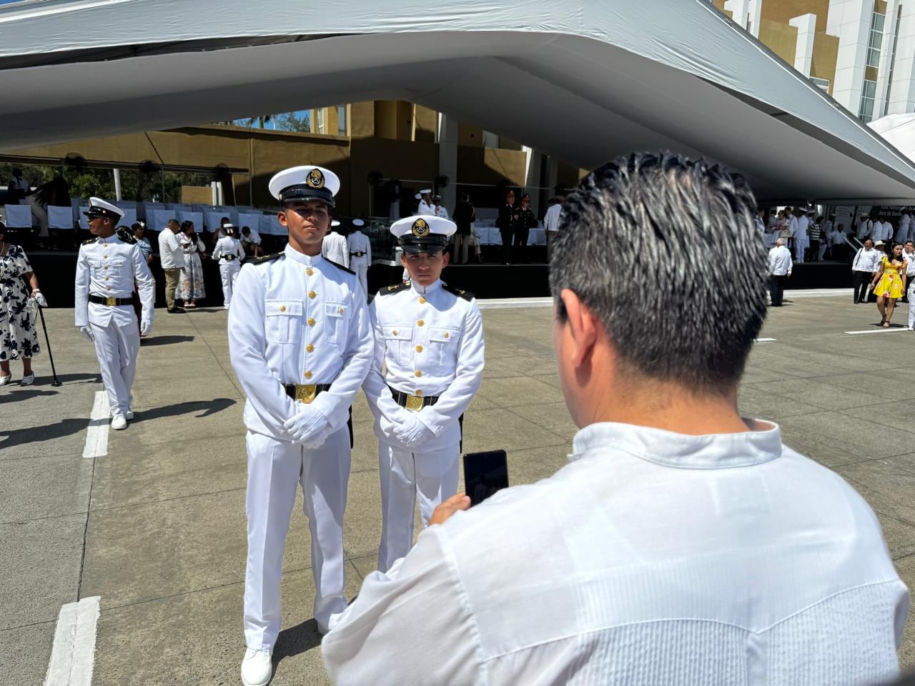 Familiares de los cadetes retrataron a los jóvenes tras la Jura de Bandera. Crédito: Juan Castillo - Infobae México