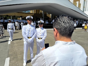 Familiares de los cadetes retrataron a los jóvenes tras la Jura de Bandera. Crédito: Juan Castillo - Infobae México