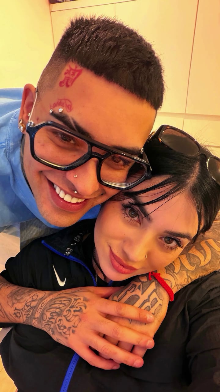 La foto de Jéssica Belén con Callejero Fino después de que el artista volvió a su hogar después de recibir prisión domiciliaria (Instagram)