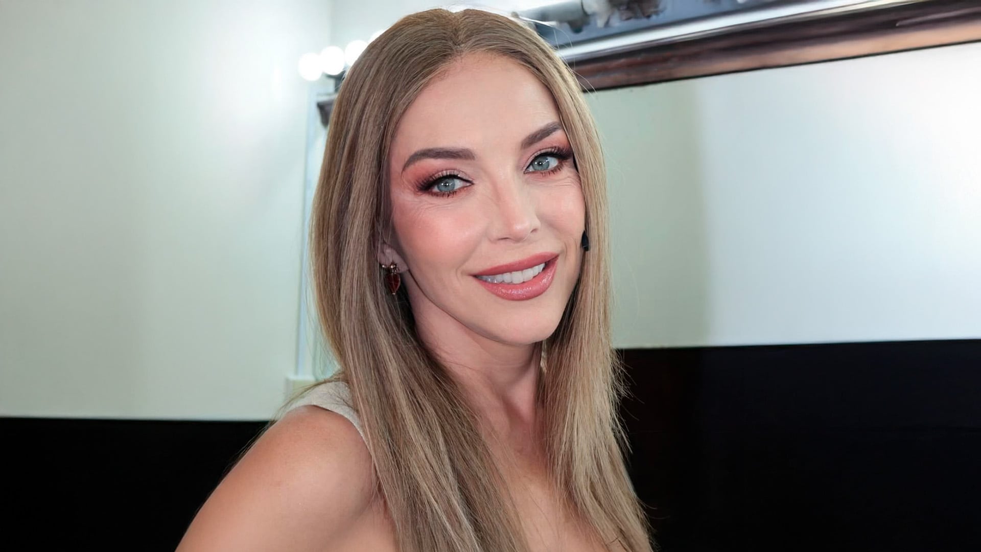 Laura Flores genera conversación en redes sociales tras publicar una foto con aspecto rejuvenecido, provocando elogios y críticas entre sus seguidores - (Instagram/@@laurafloresmx)