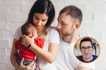 Una pareja con un recién nacido.