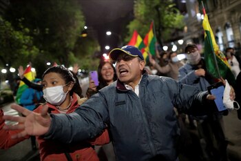 Manifestantes participan en una protesta contra el presidente electo de Bolivia, Luis Arce, alegando un supuesto fraude en las elecciones generales, en La Paz, Bolivia, el 21 de octubre de 2020. (REUTERS/Ueslei Marcelino)