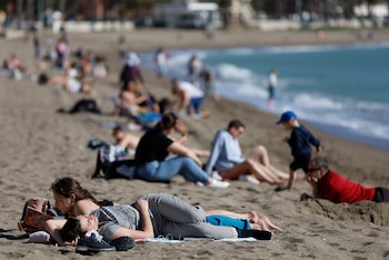 Varias personas disfrutando del sol