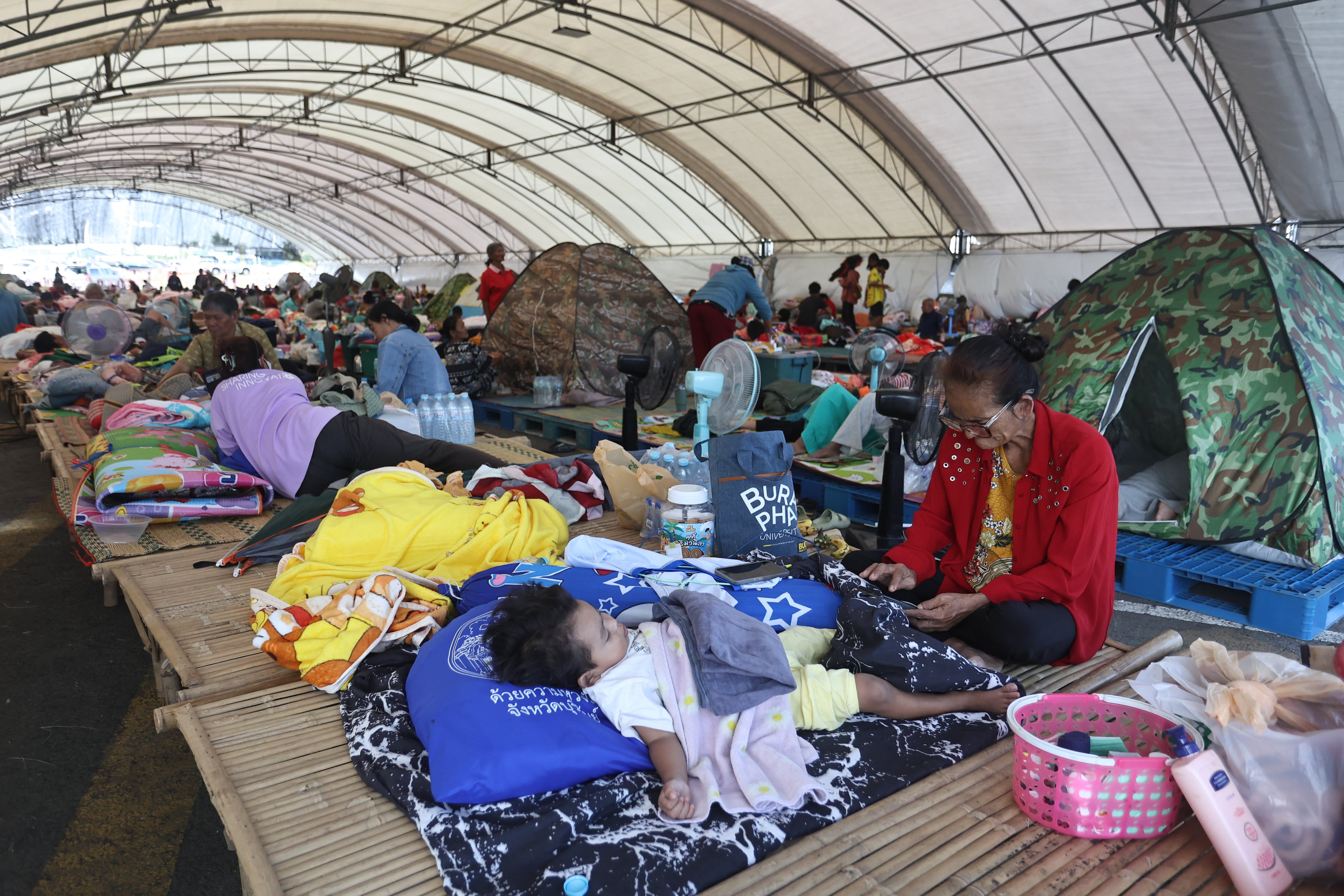 Tailandeses en el centro de refugiados en la provincia de Buriram en Tailandia, tras huir de sus hogares debido a los combates contra Camboya, el 8 de diciembre del 2025. (AP foto/Sopa Saelee)
