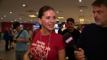 A sus espaldas, el amigo