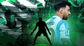 Lionel Messi de perfil con camiseta argentina número 10, silueta de portero en primer plano y un estadio al fondo con tonos verdes.