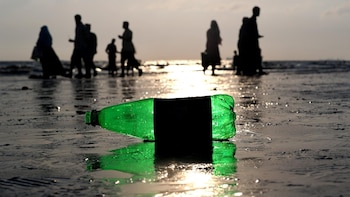 Transforman el ácido recuperado de baterías de automóviles y los residuos plásticos en hidrógeno limpio