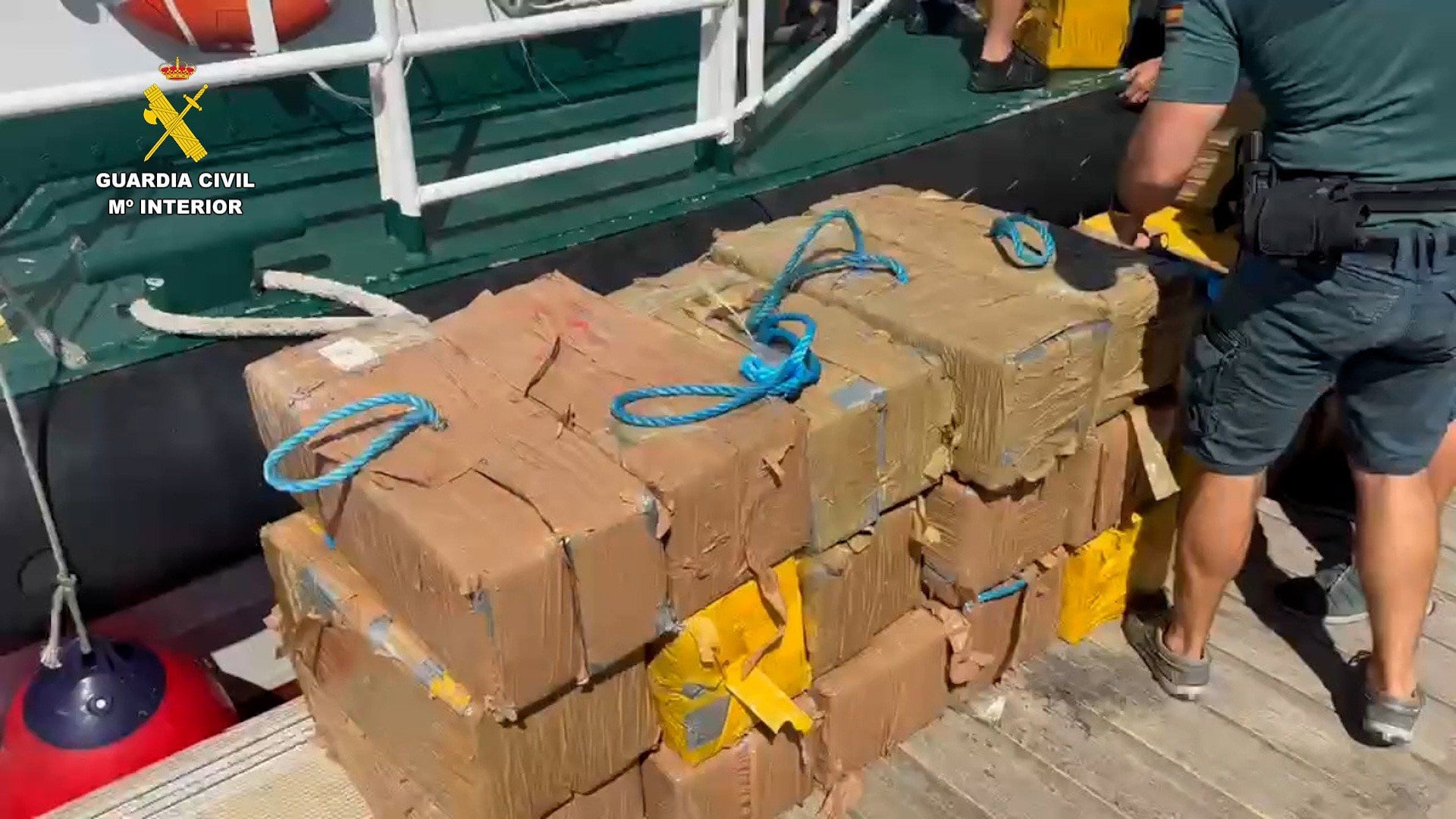 09/08/2026 La Guardia Civil interviene más de 800 kilos de cocaína en Punta Umbría (Huelva).
La Guardia Civil ha intervenido 27 fardos con cocaína, tras una persecución a una embarcación semirrígida cuatrimotora, que se dirigía a la localidad de Punta Umbría (Huelva).
SOCIEDAD ESPAÑA EUROPA ECONOMIA MADRID
GUARDIA CIVIL