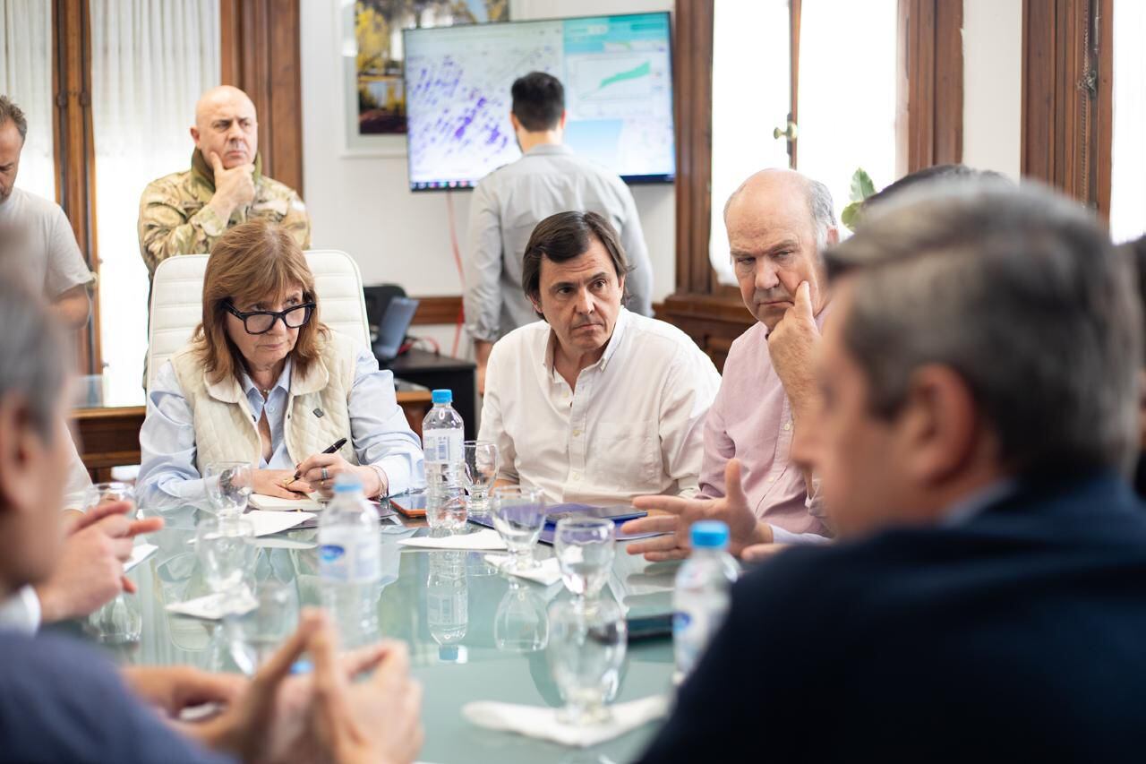 Patricia Bullrich, Santiago Hardie y otros funcionarios presentes en la reunión para tratar la emergencia