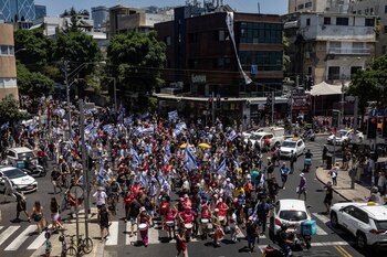 Manifestantes marchan por la calle Dizengoff este domingo para exigir la liberación de los rehenes retenidos en Gaza (REUTERS/Eloisa López)