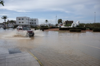 Efectivos de la UME desplegados en las calles de Eivissa para paliar los efectos de la dana Adam, a 19 de octubre de 2026, en Eivissa, Baleares (España). La Unidad Militar de Emergencias (UME) ha movilizado unidades de su tercer batallón en la base de València para embarcarse rumbo a Eivissa y Mallorca. Así lo ha confirmado esta unidad militar en su cuenta de la red social X, con un mensaje en el que han apuntado que su misión será colaborar con los servicios de emergencias en las intervenciones derivadas de la dana Adam.