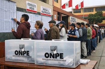 Exterior de un local de votación en Perú con personas haciendo cola, buscando sus datos en carteles y mostrando su DNI. Ánforas de ONPE en primer plano.