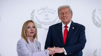Meloni afirmó que Trump “inventó por completo” la historia de que ella le rogó tomarse una foto en el G7