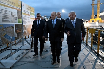El presidente ruso, Vladimir Putin, acompañado por el director ejecutivo de la petrolera Rosneft, Ígor Sechin (der.), y el viceprimer ministro Yuri Trútnev (izq.) (Reuters/Archivo)