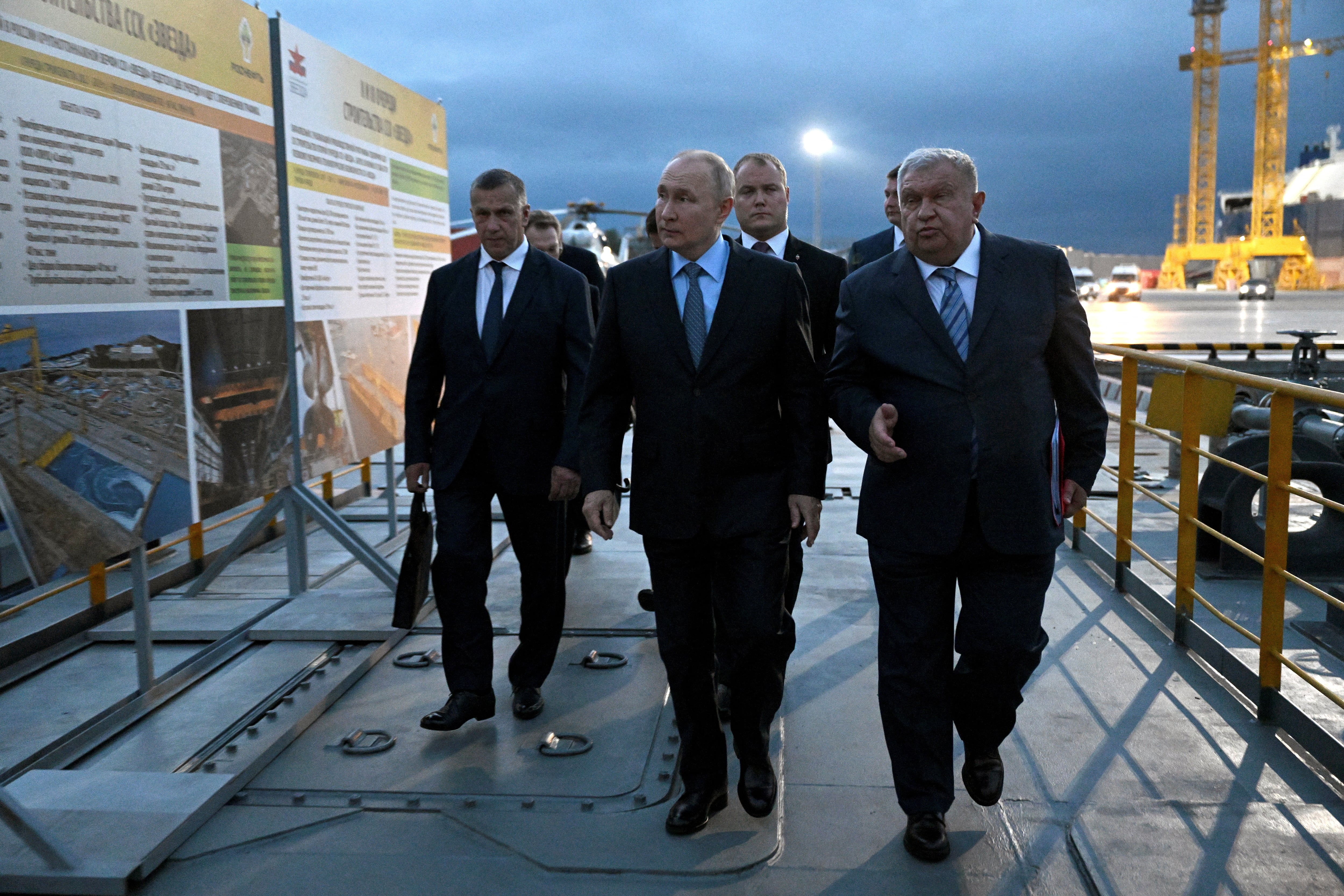 El presidente ruso, Vladimir Putin, acompañado por el director ejecutivo de la petrolera Rosneft, Ígor Sechin (der.), y el viceprimer ministro Yuri Trútnev (izq.) (Reuters/Archivo)