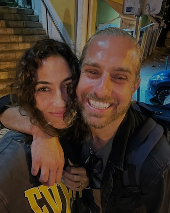 Paloma López junto a su