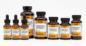 Una fila de ocho frascos de vidrio ámbar con etiquetas de "PROPOLIS EXTRACT" y "PROPOLIS CAPSULES", tres con goteros, sobre un fondo blanco.
