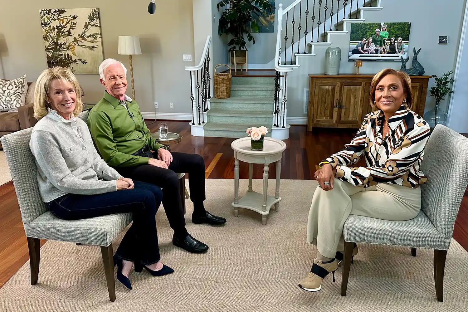 El capitán Chesley “Sully” Sullenberger III junto a su esposa, Lorrie, durante una entrevista con Robin Roberts en