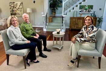 El capitán Chesley “Sully” Sullenberger III junto a su esposa, Lorrie, durante una entrevista con Robin Roberts en 'Good Morning America' (Crédito: Good Morning America)